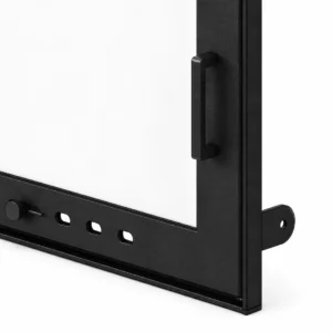 Puerta para chimenea de obra con tirador rectangular y acabado negro forja